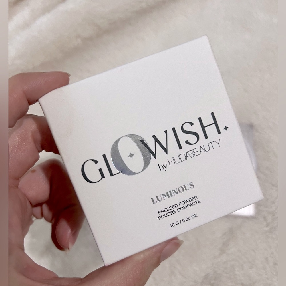 Huda Beauty Glowish Luminous Pressed Powder -> 03 Light